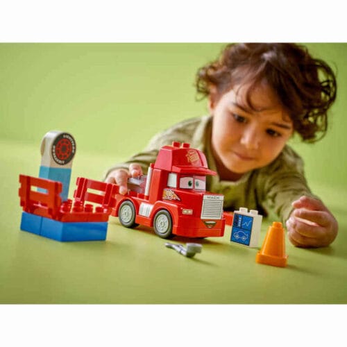 LEGO DUPLO 10417 Mater στο Πίτ Στοπ με παιδί που παίζει και κουτί συσκευασίας